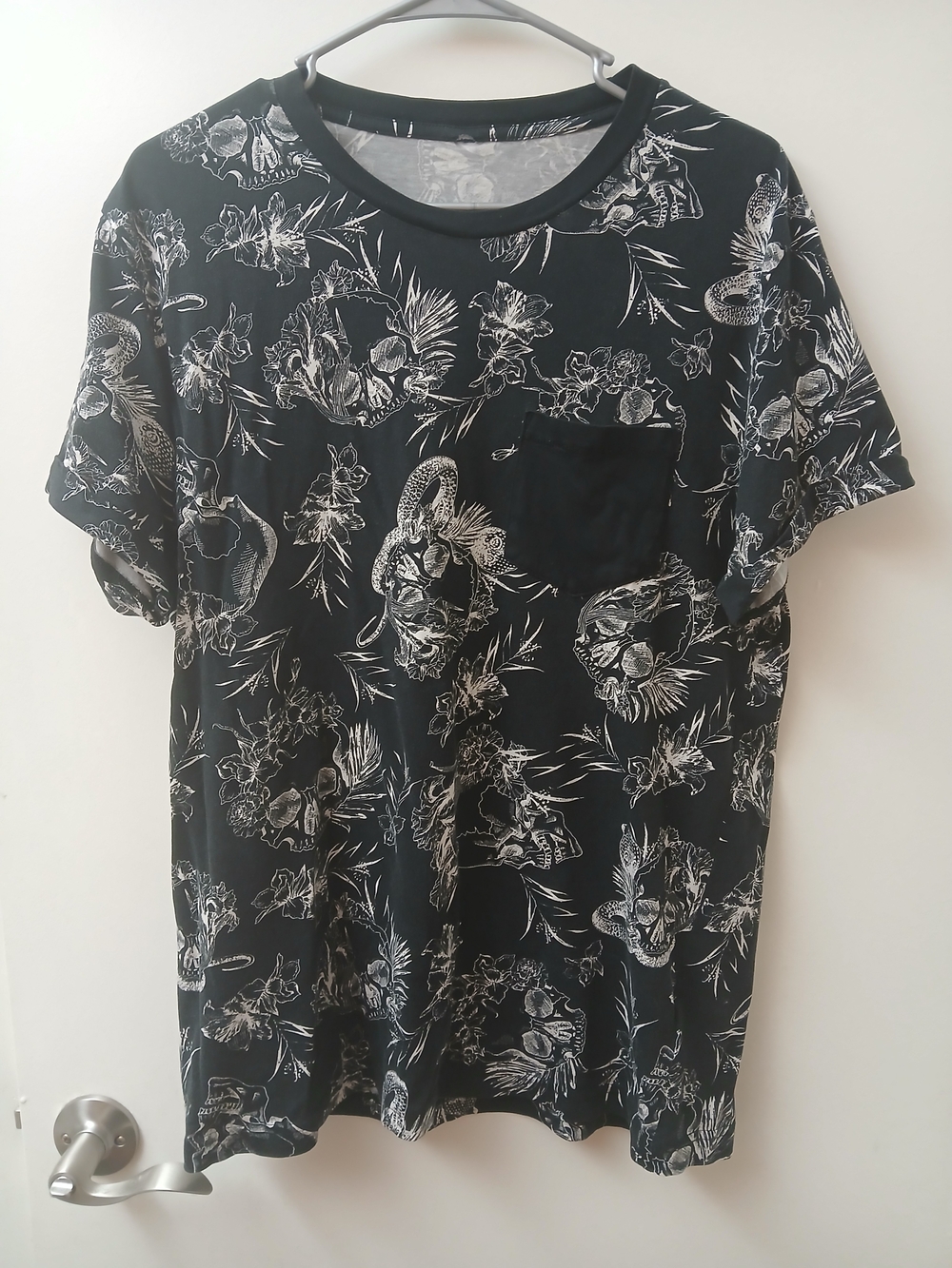 Divided H&m Men's Black Skull & Floral Pocket Tee